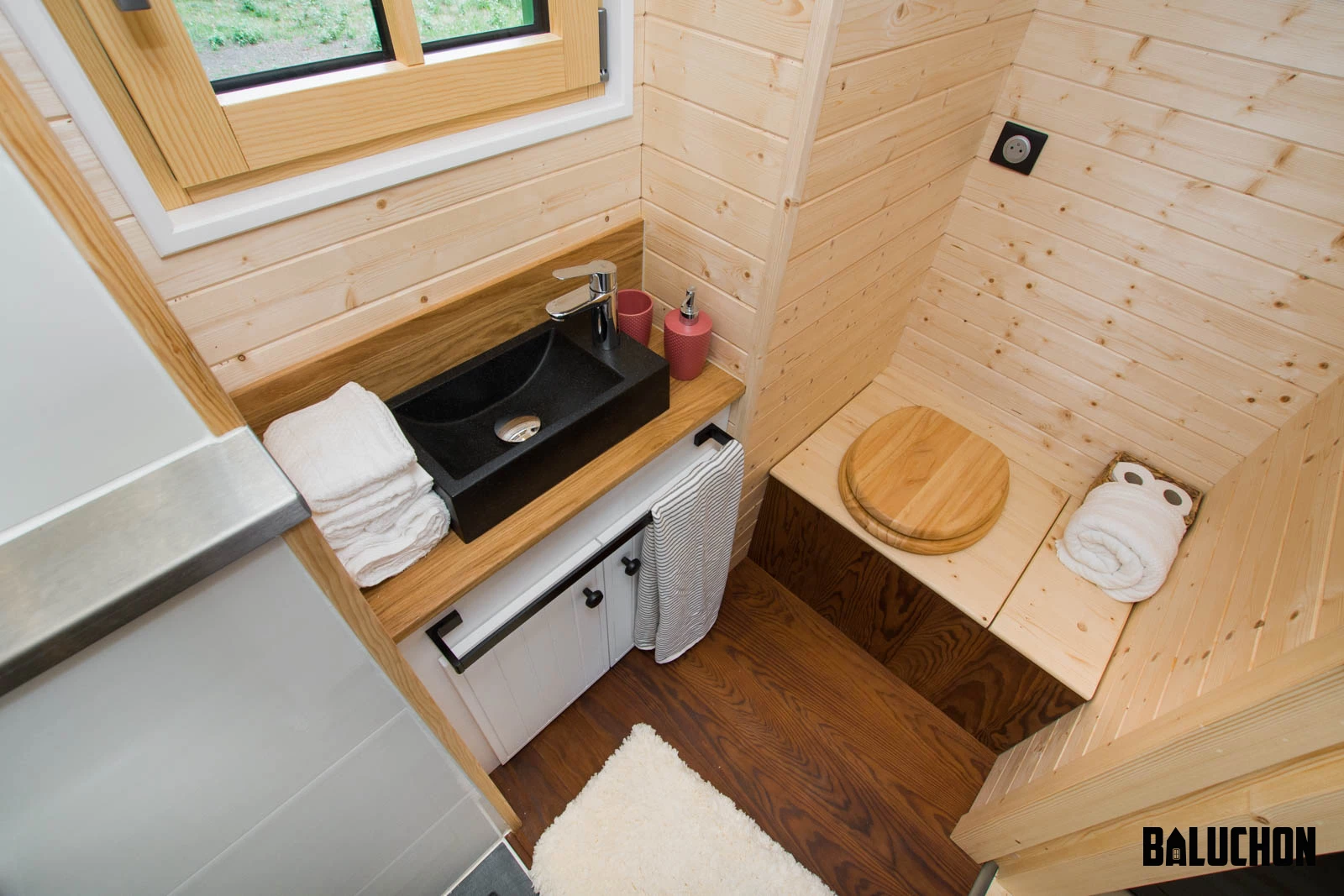 La Mésange Verte's bathroom includes a toilet and a tiny sink
