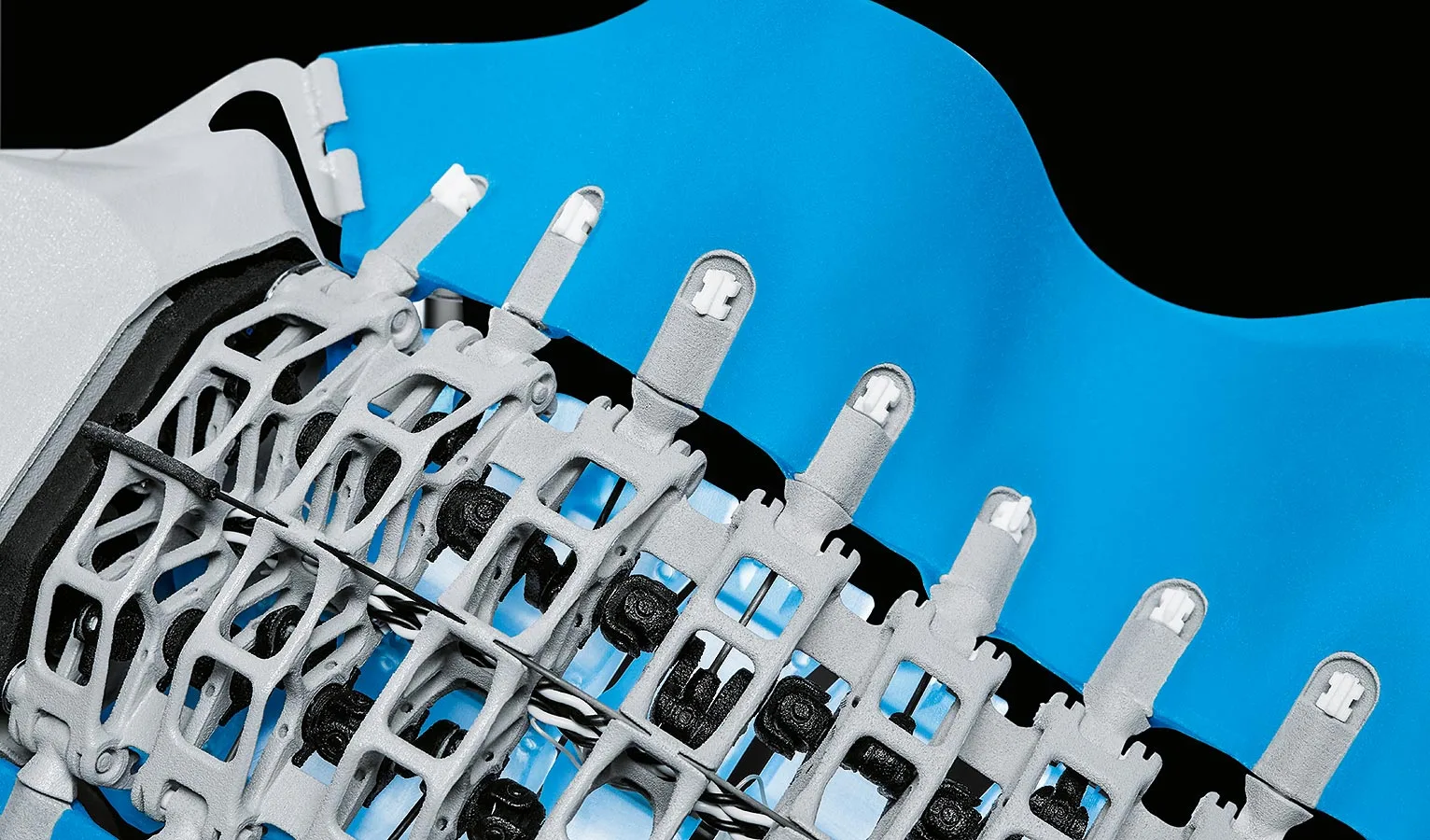 Each of BionicFinWave's fins are moved by nine integrated lever arms, which are connected via a flat crankshaft to one of two servo motors housed within the robot