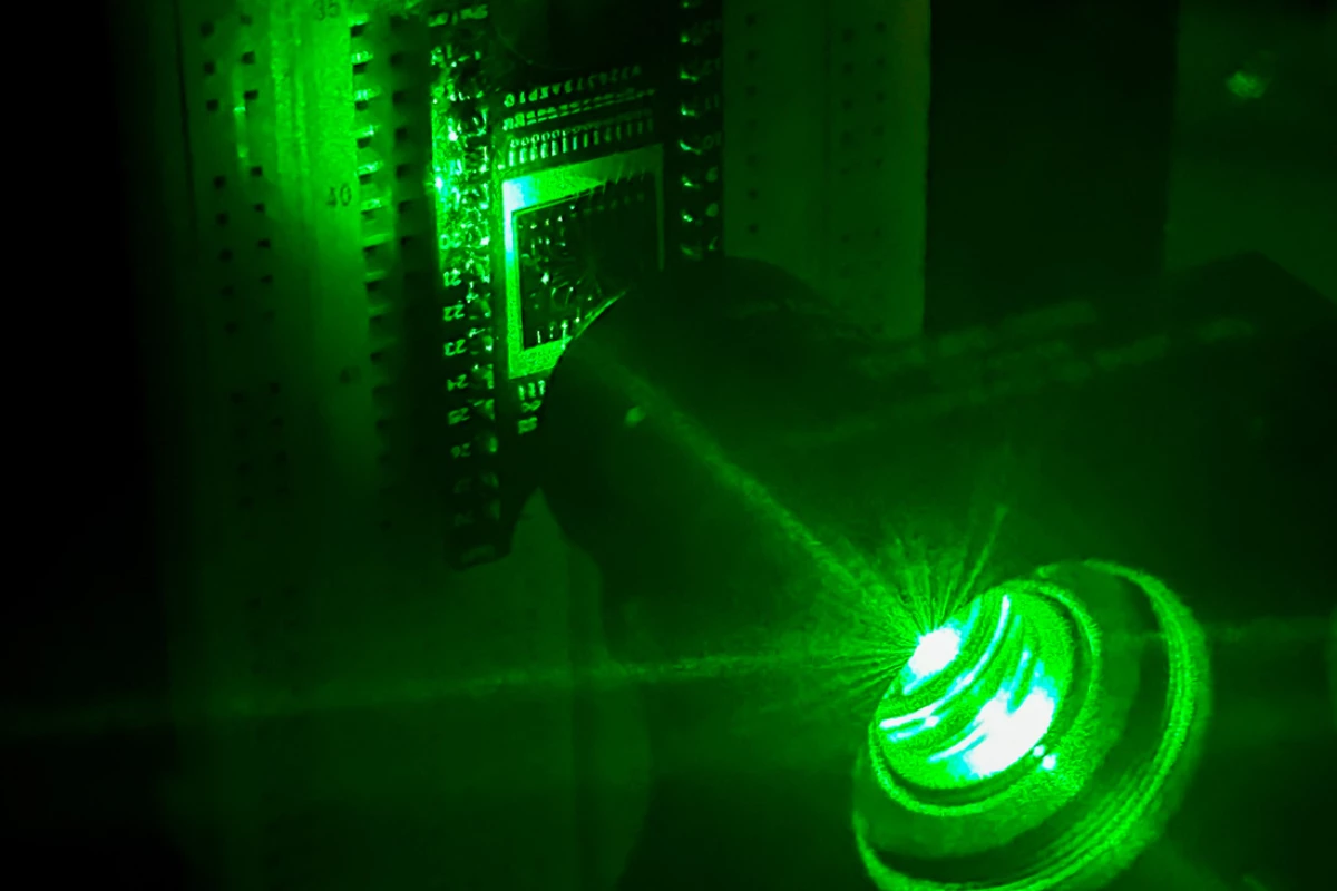 Researchers have developed a device that mimics the human eye and can recognize and memorize images. The neuromorphic vision chip (left) at the heart of the device is shown here in a demonstration using visible light.