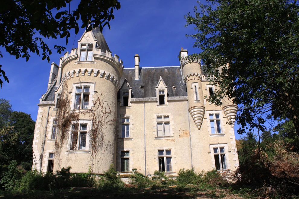 Chateau De Fougeret in Queaux, France