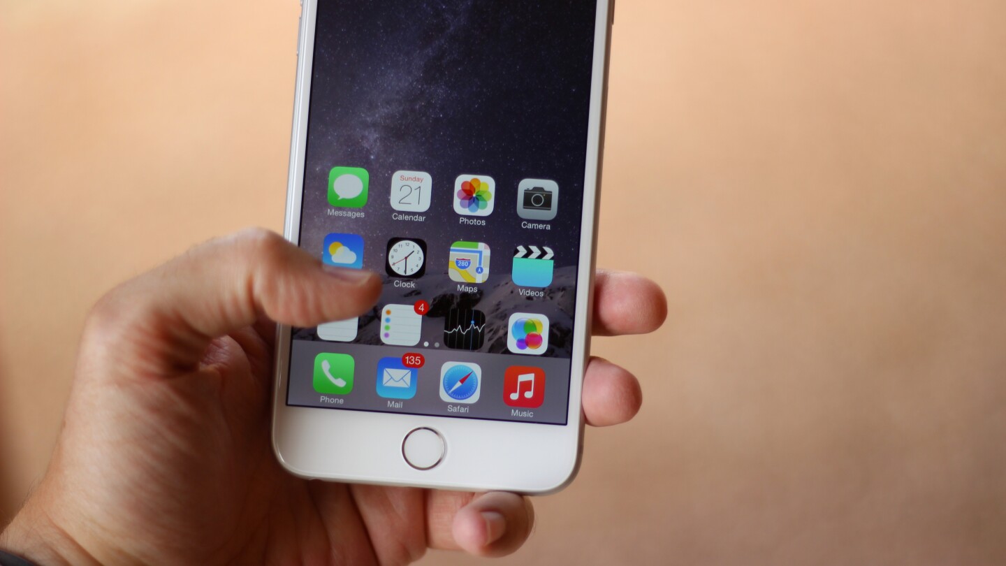 Apple's one-handed mode, Reachability, lets you slide the entire screen down – so can better hit those top-level targets (Photo: Will Shanklin/Gizmag.com)