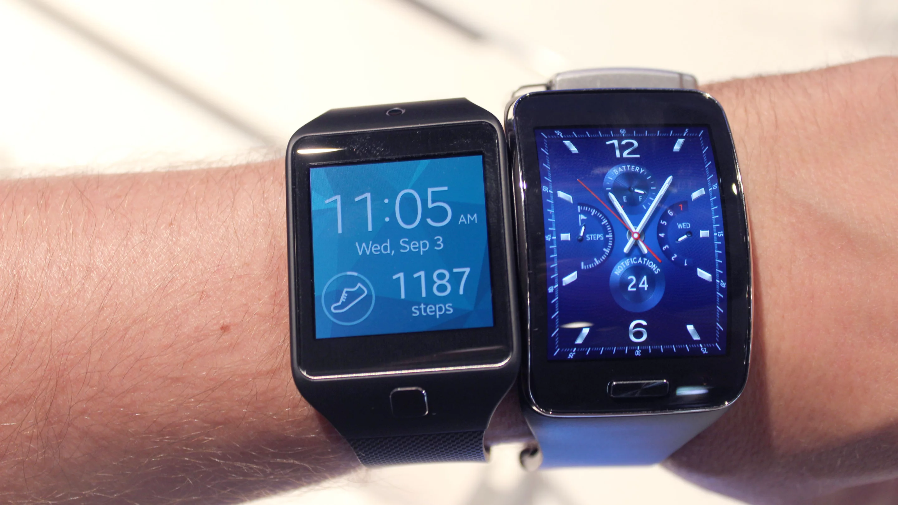 Samsung Gear S (r) with the Gear 2 Neo (Photo: Will Shanklin/Gizmag.com)