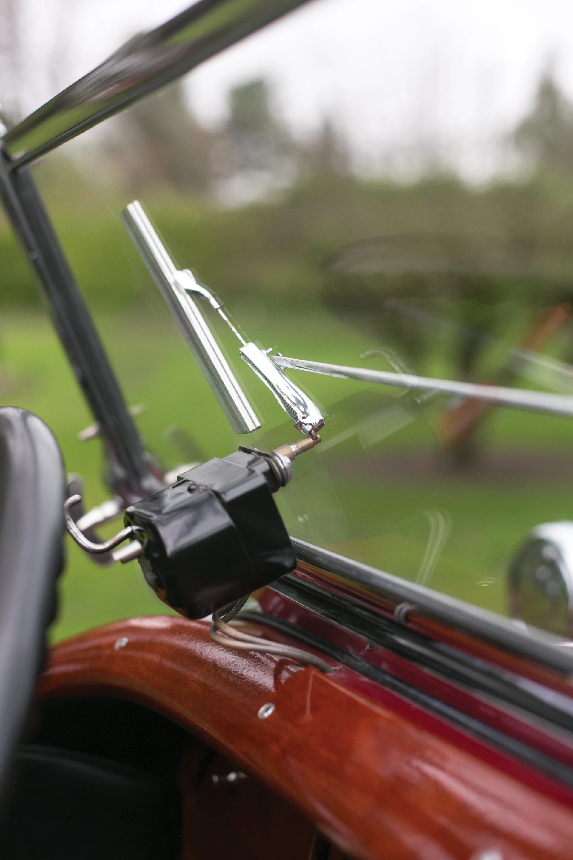 The Phantom I has four-wheel brakes and a three-speed transmission