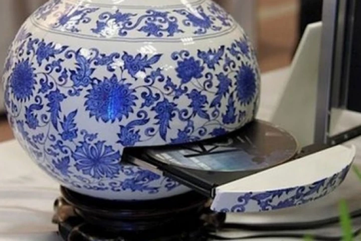 The Blu-ray disc drive tray makes an appearance