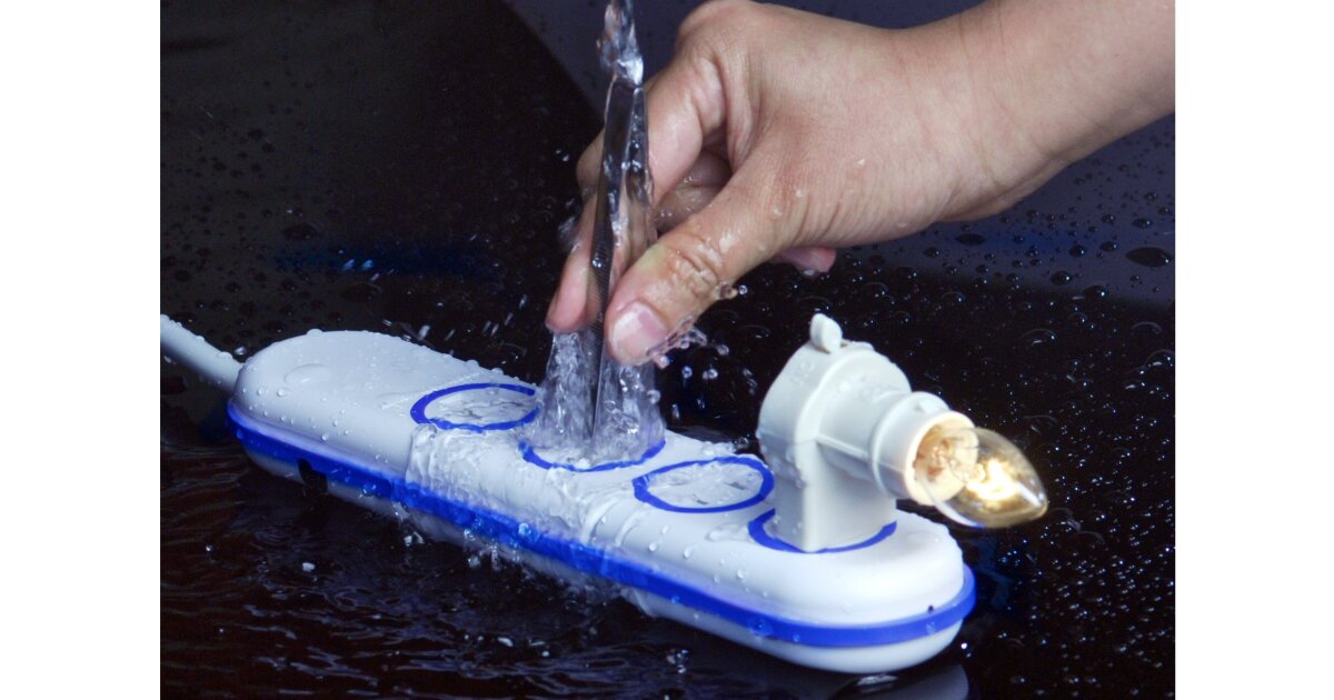 Wet Circuits waterresistant power strip
