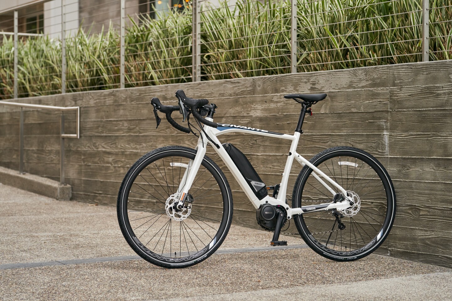 The Civante rides on mid-depth aero wheels