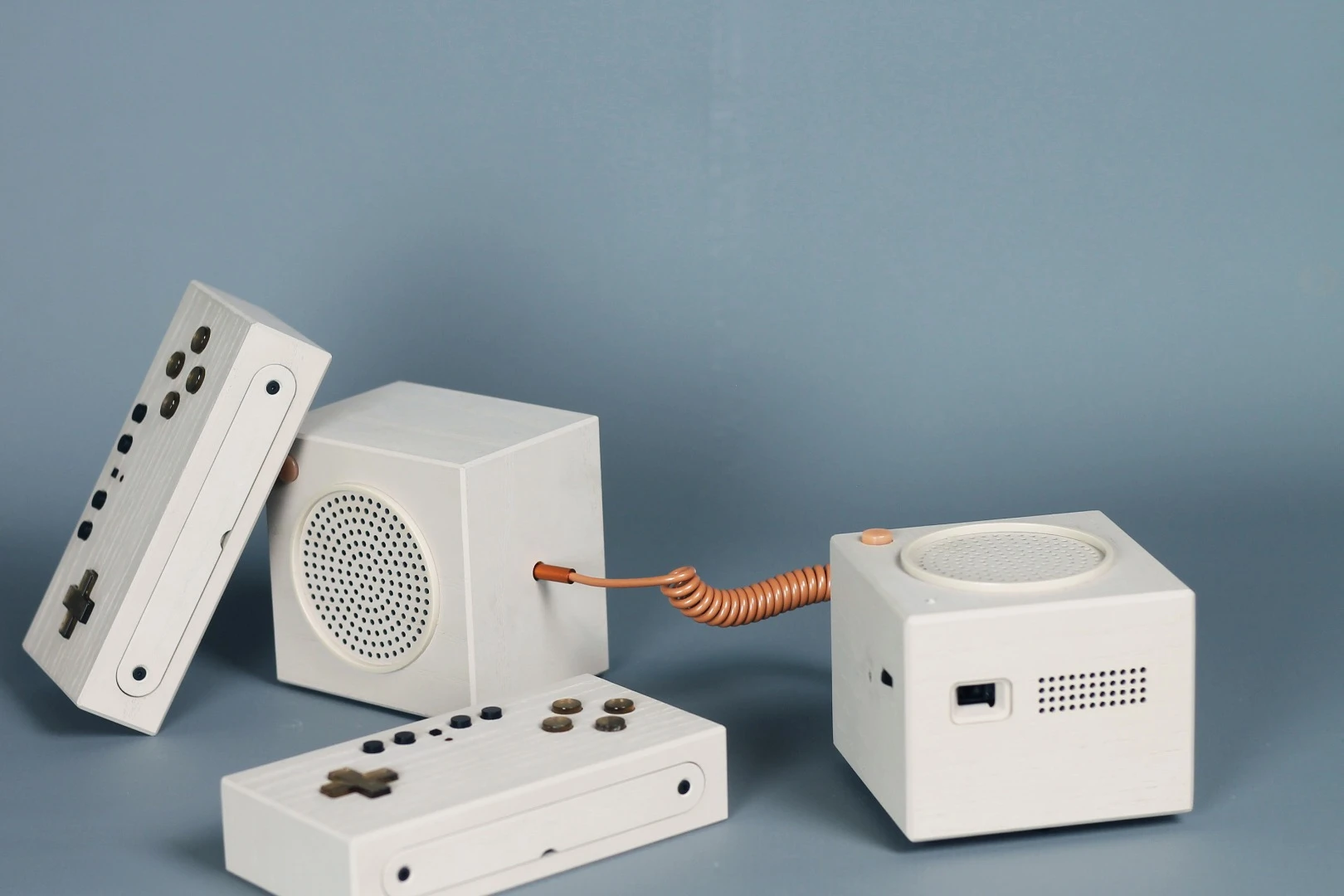 The Zette System is a portable gaming system comprised of several parts that attach together to resemble a 1980s boombox – the middle section contains a projector and two separate controllers