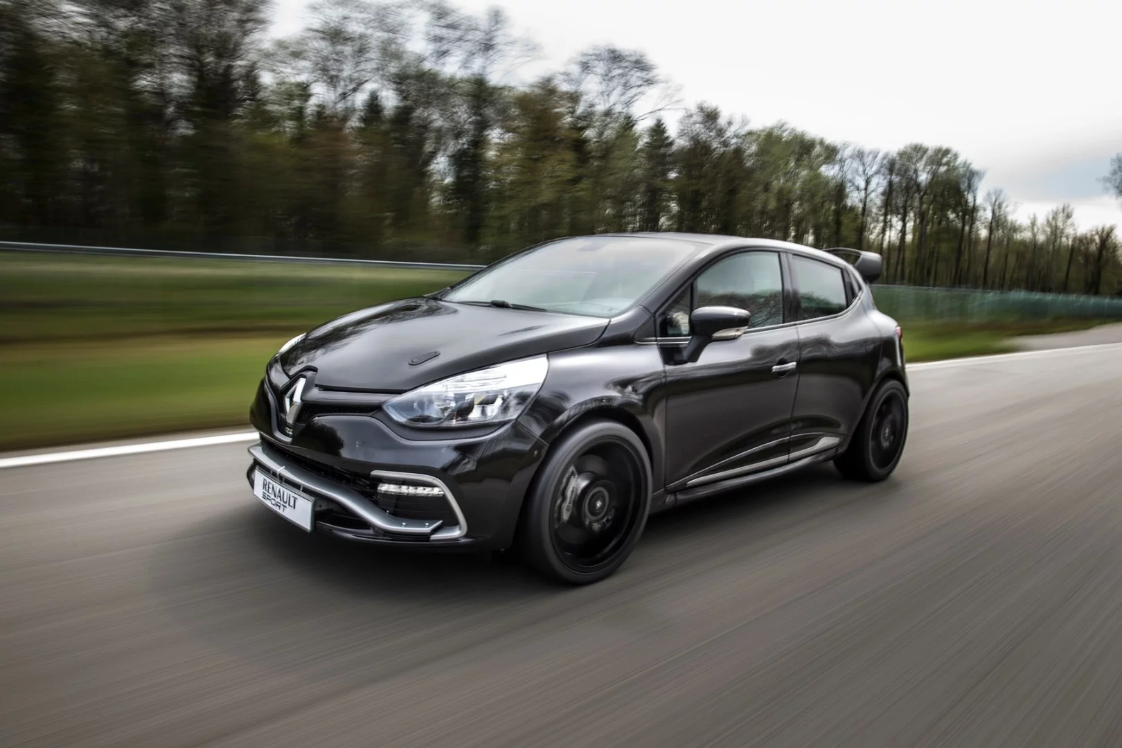 The Clio R.S. 16 sits on 19-in wheels and the body is 60-mm (2.4-in) wider than that of the Clio R.S.