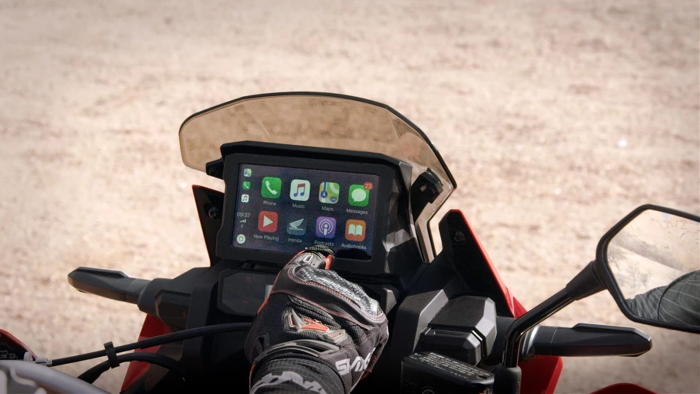 The 2020 Honda CRF1100L Africa Twin is equipped with Apple Car Play in both versions, standard and Adventure Sports