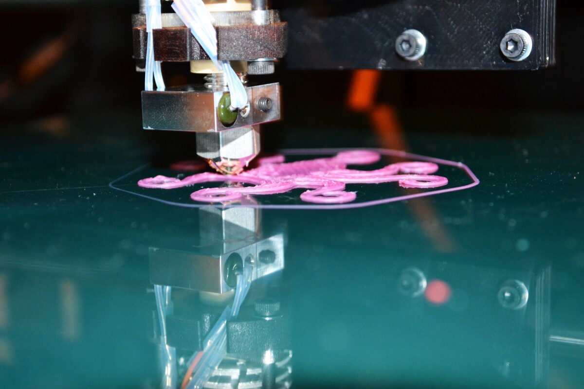 The print tolerance is 0.1 mm on the X and Y axes, while the Z axis is dependent on the adjustable layer height