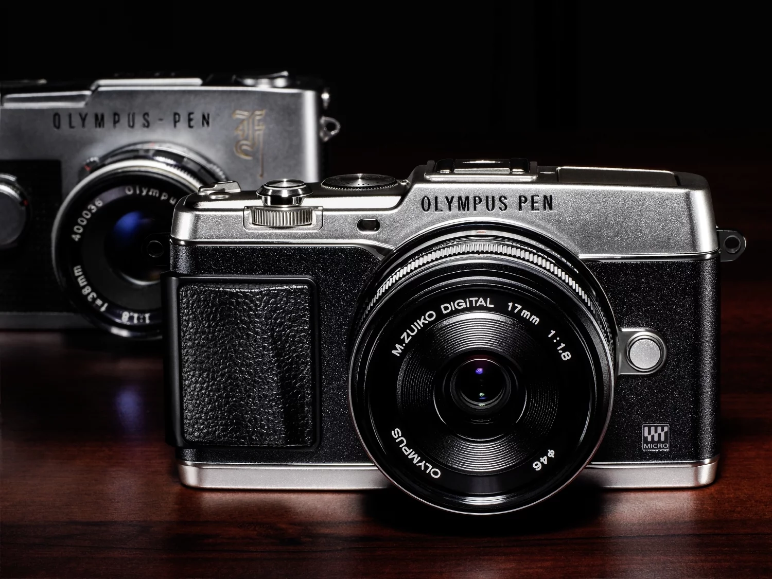 The design of the Olympus PEN E-P5 certainly does the job of paying homage to the original PEN F