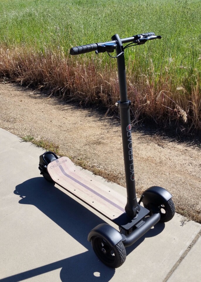 The CycleBoard has a ruggedly sleek design with all of the cables tucked into the downtube