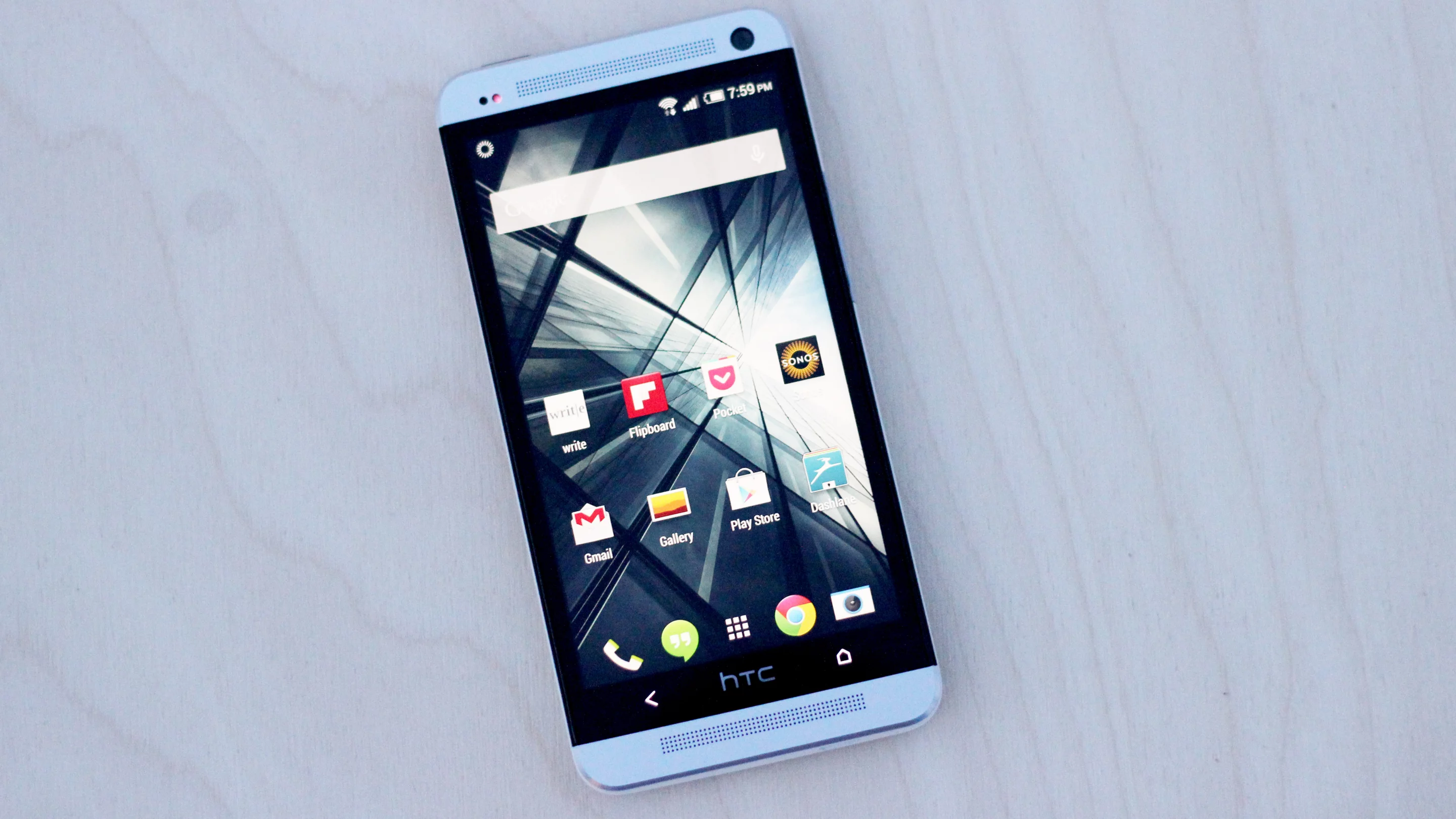 The One's 4.7-in screen is the size that the rumor mill has pegged for the iPhone 6 (Photo: Will Shanklin/Gizmag.com)