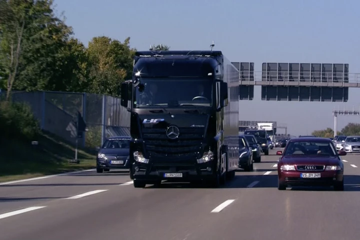 Onboard the modified Mercedes-Benz Actros was Daimler executive Dr Wolfgang Bernhard and Winfried Kretschmann, Minister-President of the state of Baden-Württemberg