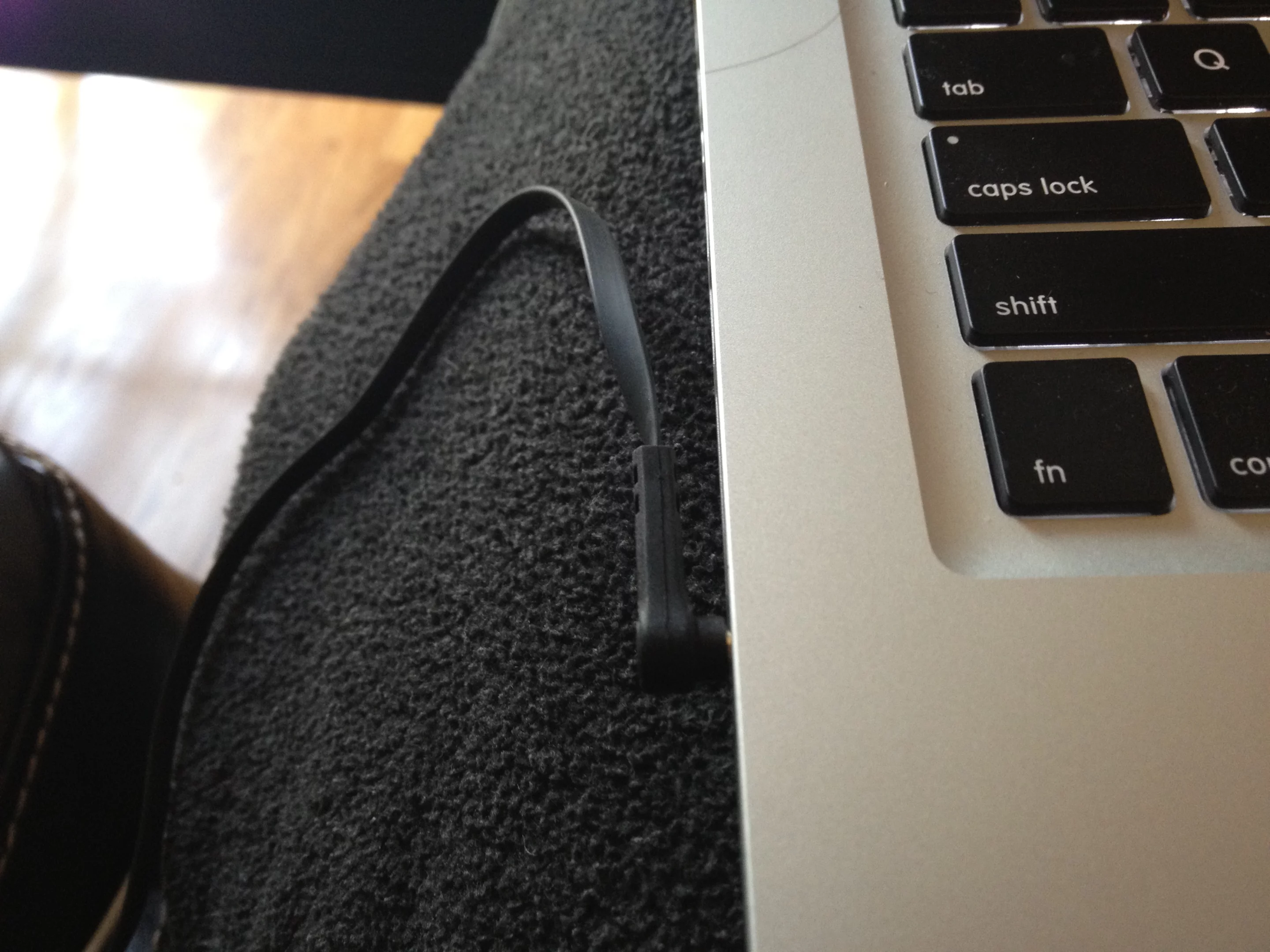 The Munitio SV headphones come with a 90-degree plug