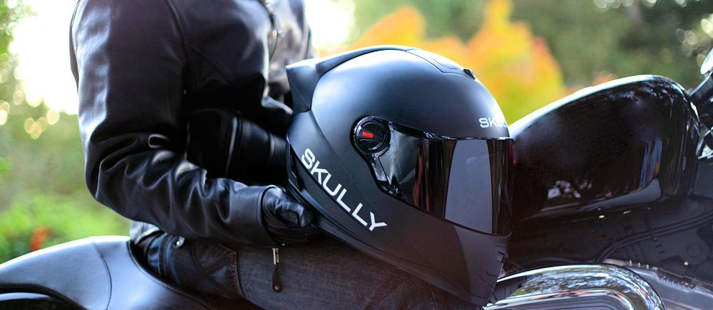 The AR-1 in hand, ready for a ride (Photo: Skully Helmets)