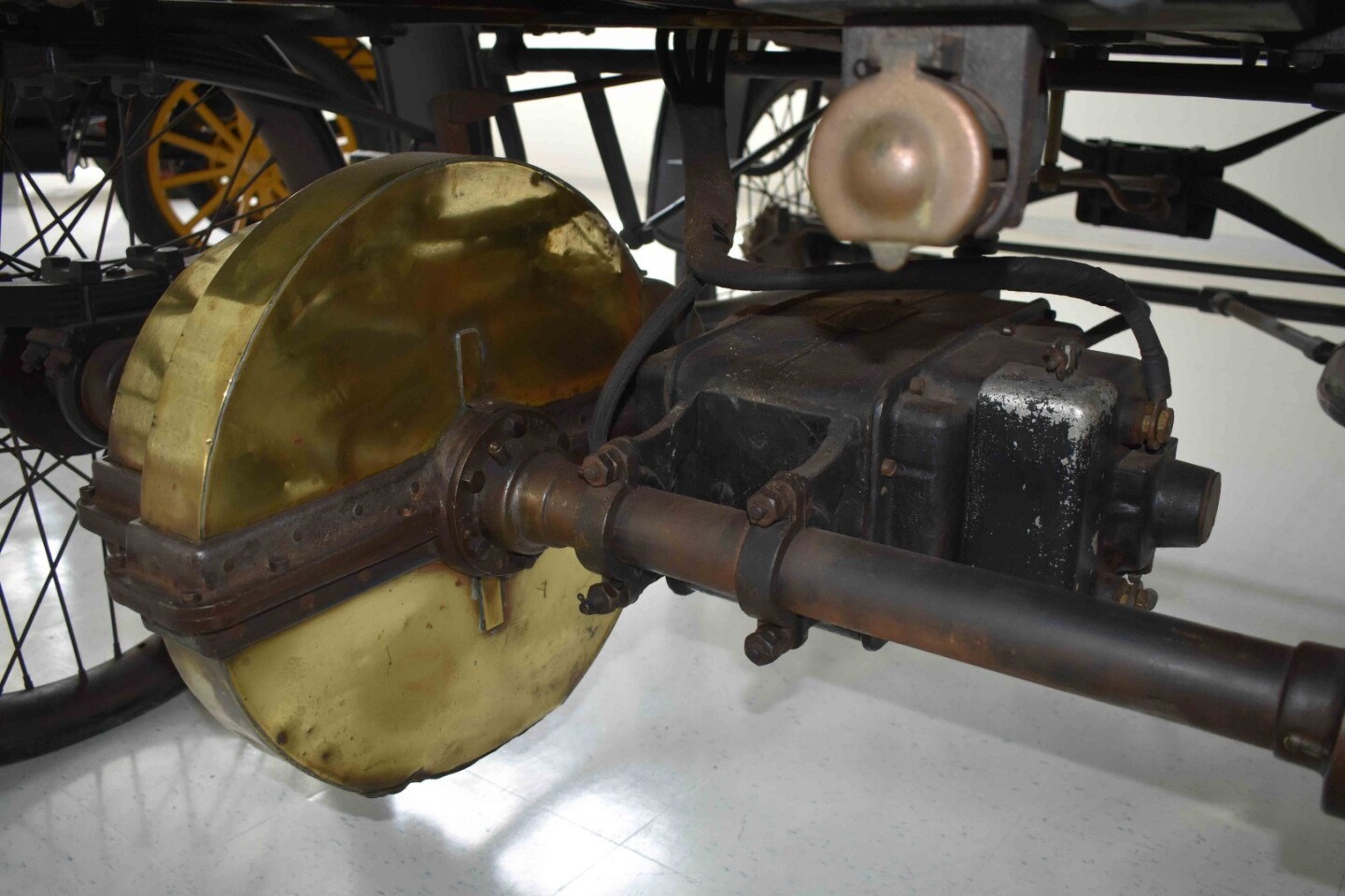 The 1.5-kW motor was driven through a gearbox that offered three forward speeds and two reverse