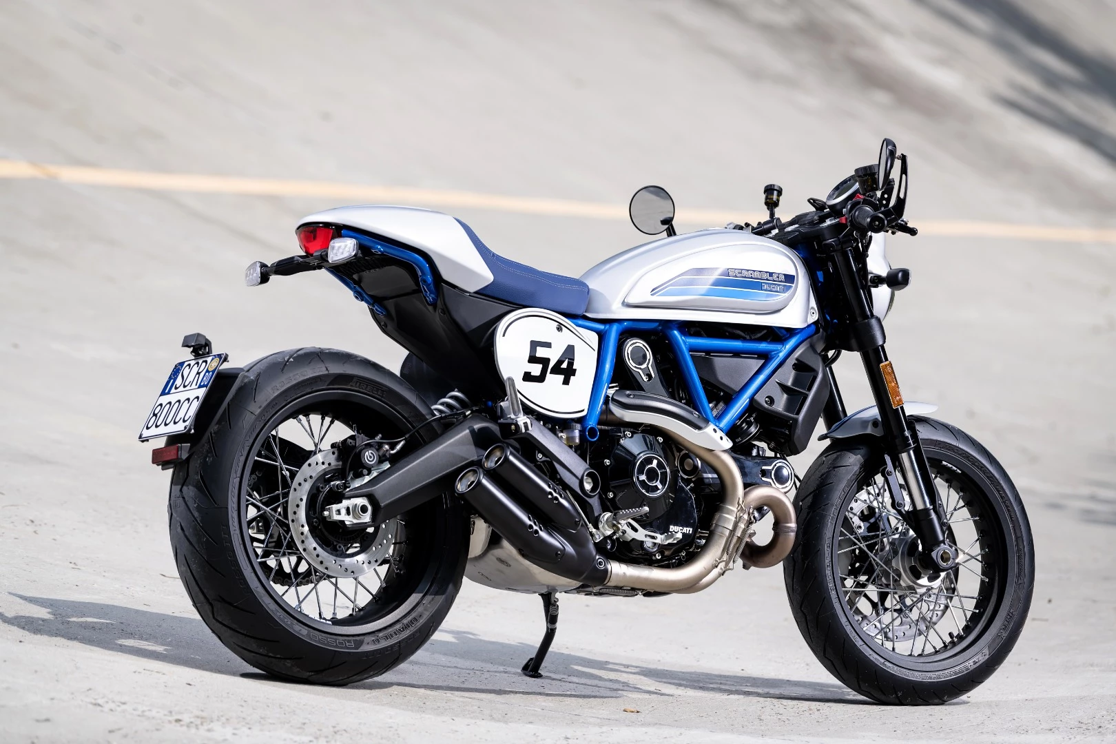The Café Racer sports the number "54" on each side panel in honor of road racer Bruno Spiaggiari