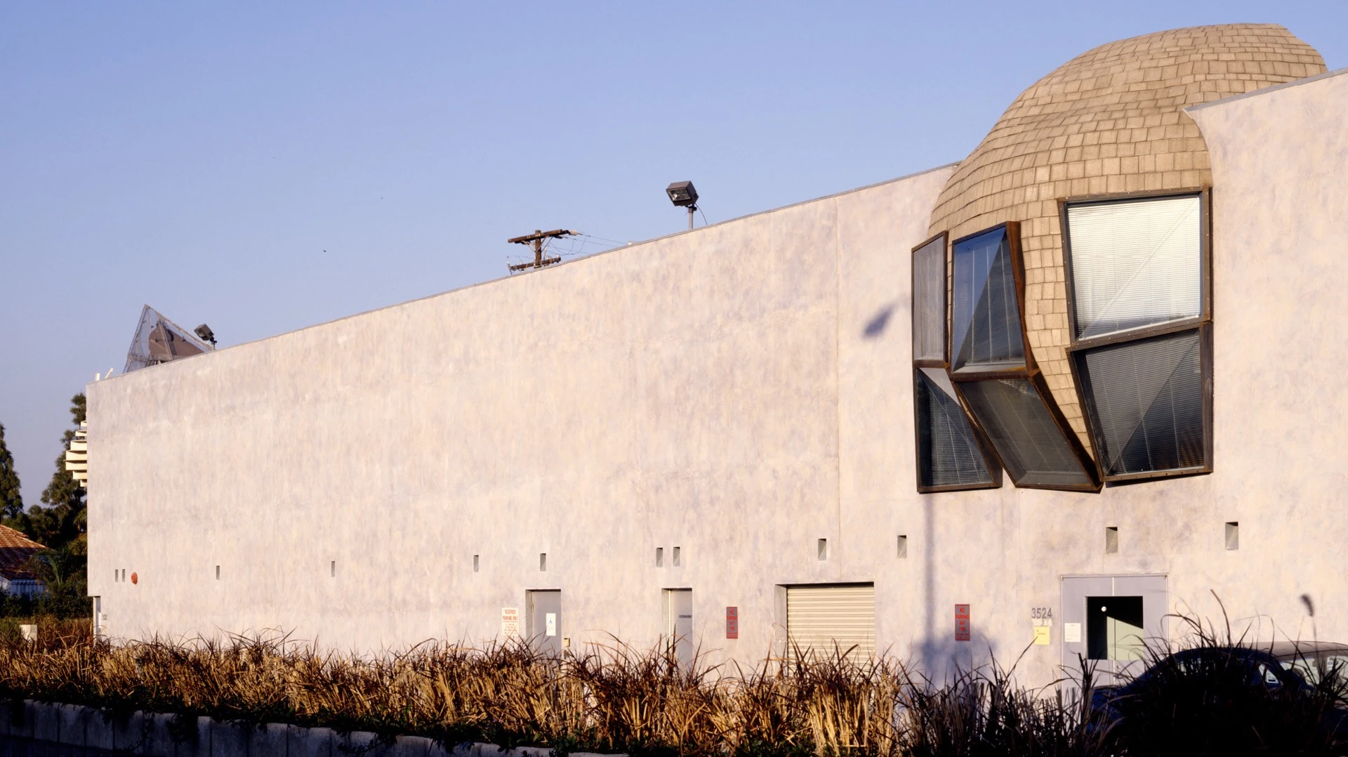 The gloriously wonky design of architect Eric Owen Moss often bulges out of or sits on top of pre-existing structures suggesting a dynamic relationship with its host building