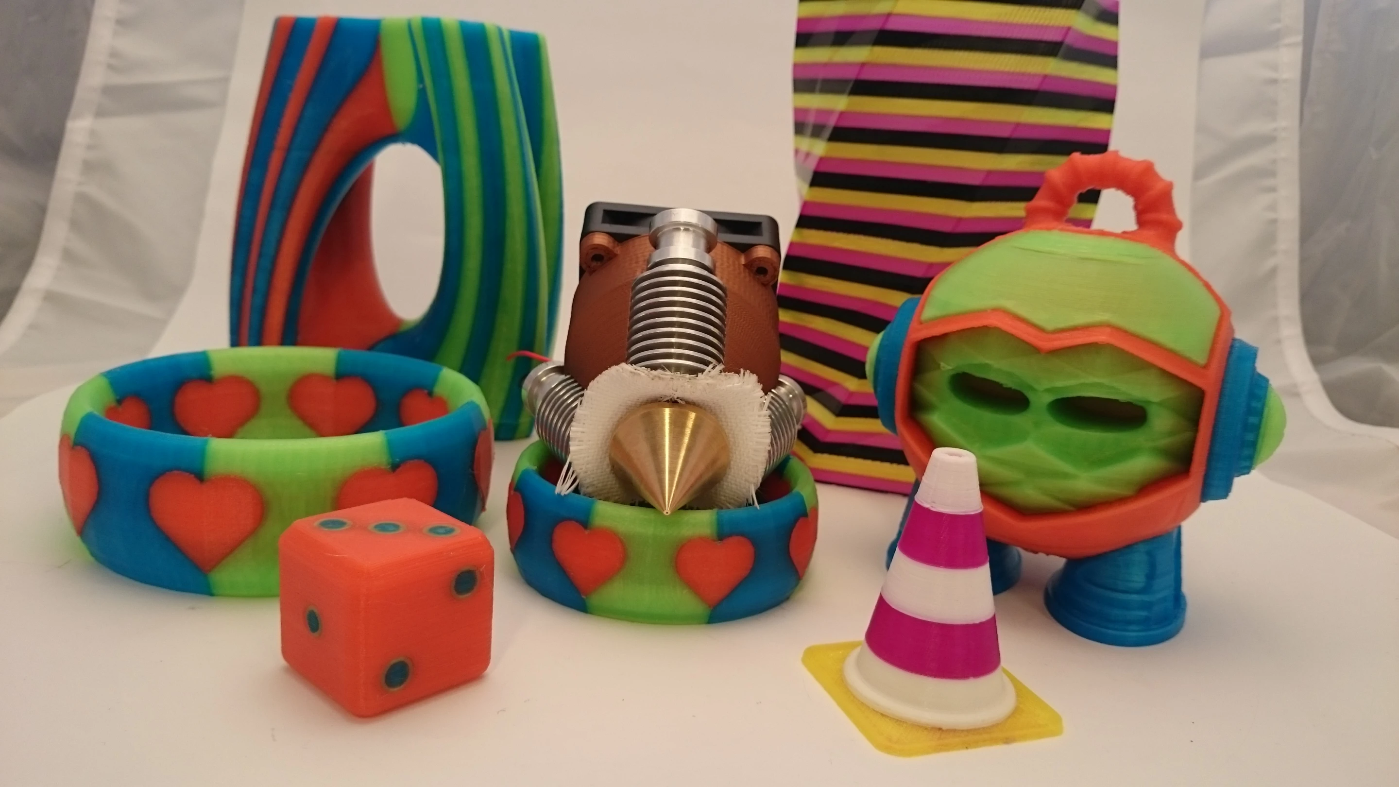 The Diamond Hotend is a new type of 3D printer extruder that prints in multiple colors from a single nozzle