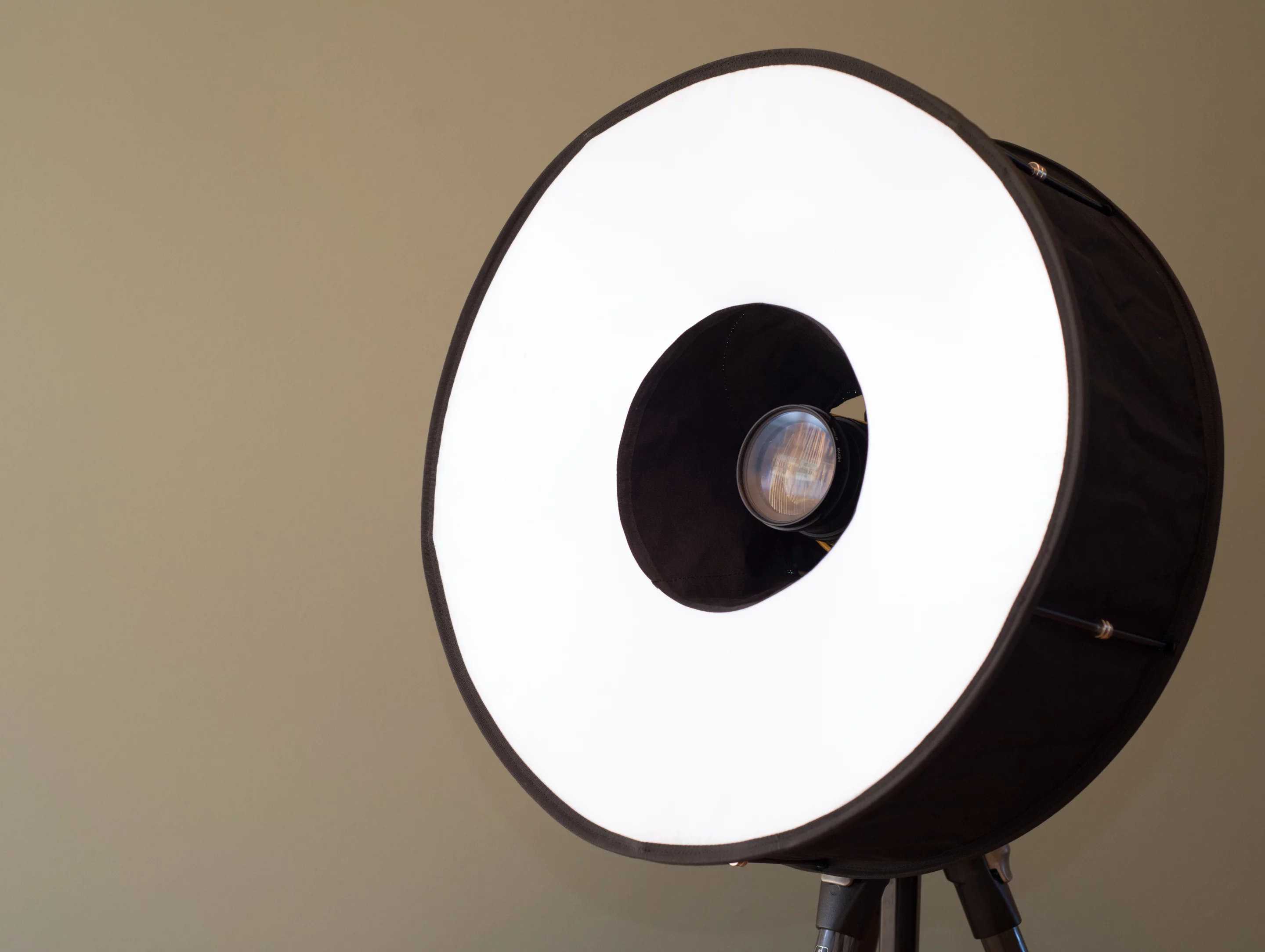 The RoundFlash Ring mounted on a camera (Photo: Simon Crisp/Gizmag.com)