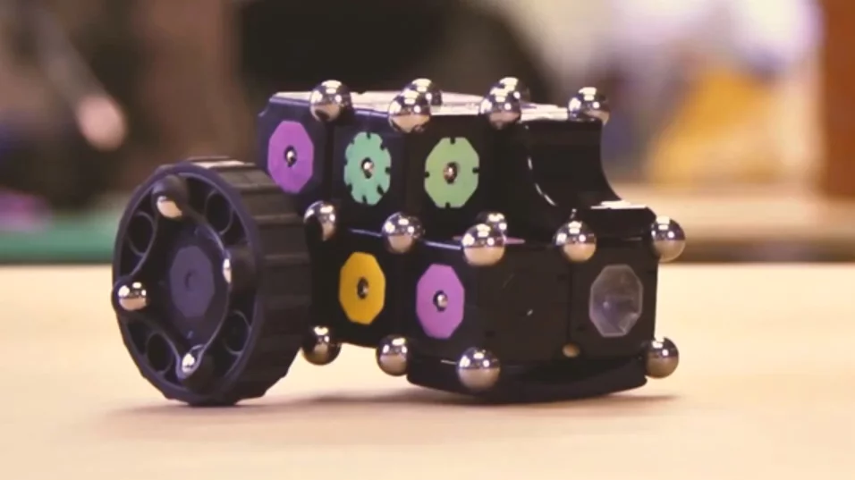 Cube-shaped modules form the heart of the MOSS system