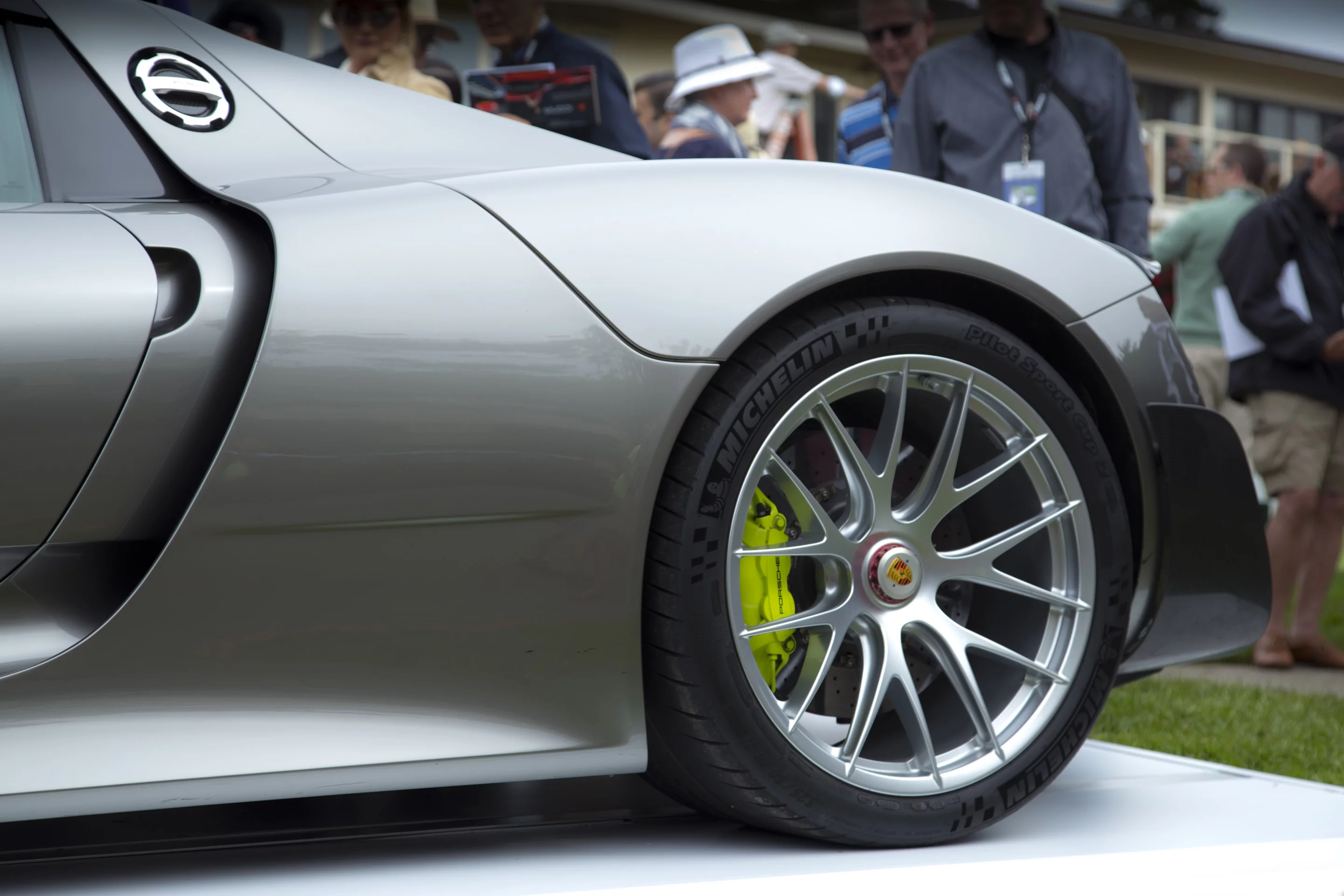 With the addition of electric motors on the front and rear axles, the 918 is now essentially an all-wheel-drive performer with variable traction capabilities (Photo: Angus MacKenzie/Gizmag.com)
