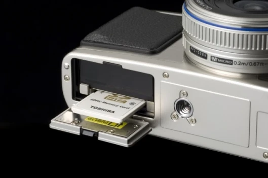The Olympus E-P1 uses SDHC cards for storage