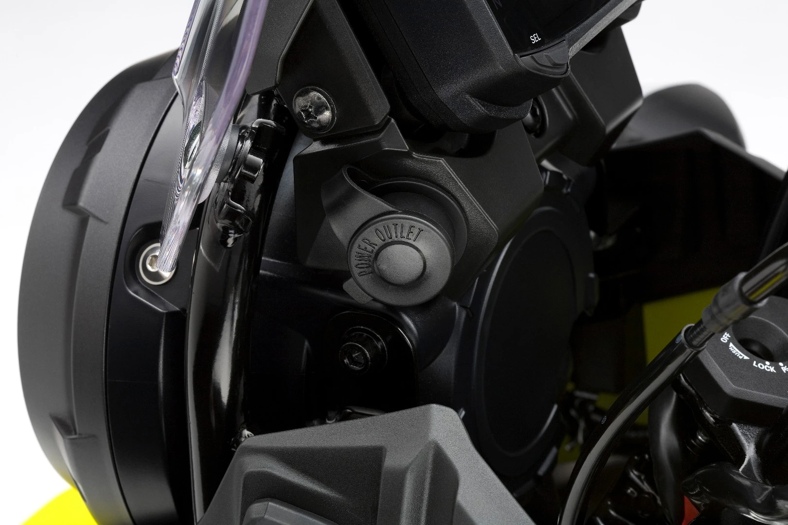 Suzuki V-Strom 250 ABS: power outlet for device charging