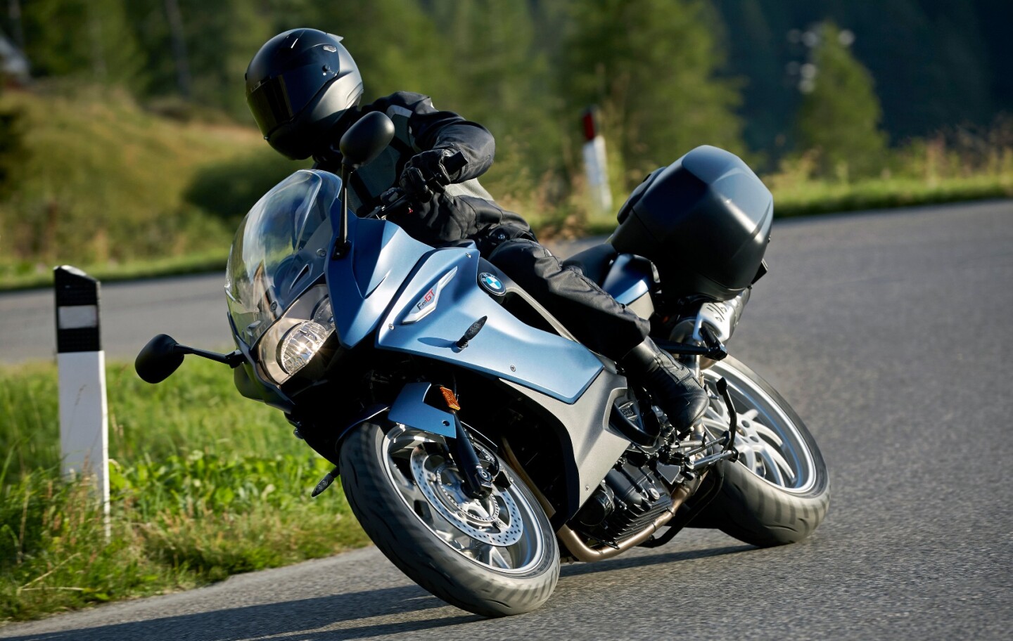 The current F800S with traditional panniers highlights BMW's wish to find a better way. All that weight so far from the center of mass does nothing for any bike's handling. The 9cento's mass centralization theme and the relatively small volume of the pannier boxes will help to minimize those enjoyment-killing moments of inertia.