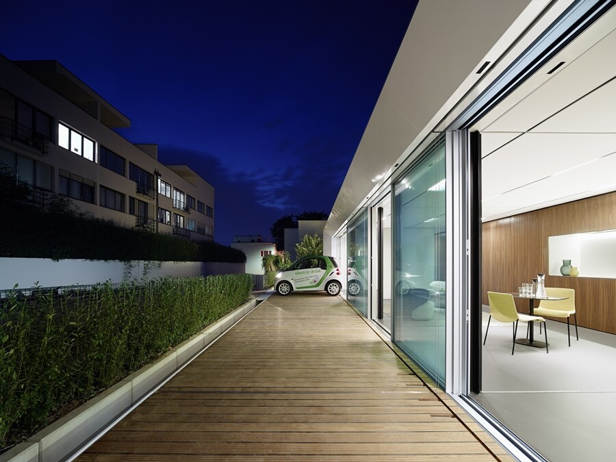 Aktivhaus B10 is a single-story house with a glazed frontage (Image: Zooey Braun)
