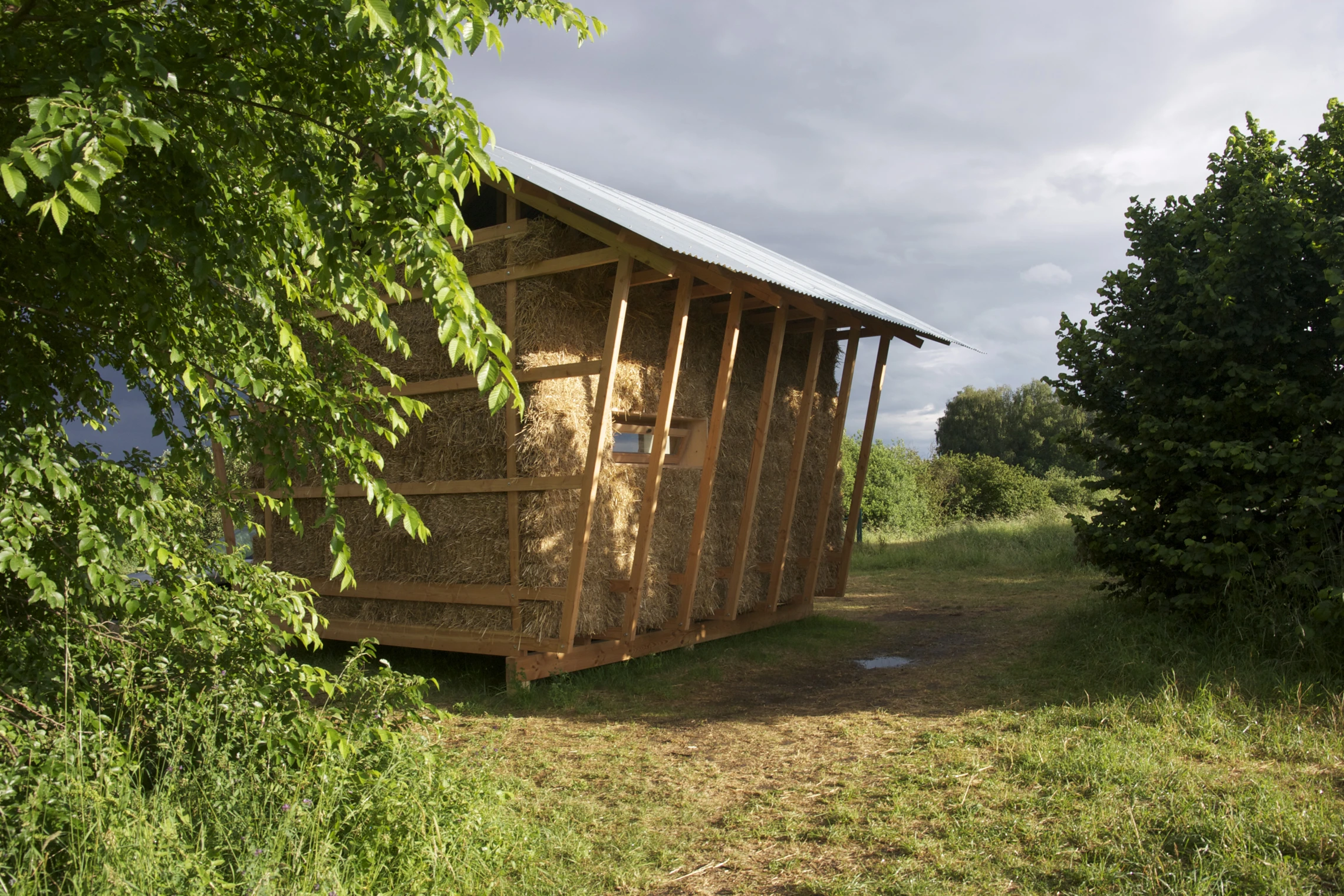 Nest’s external walling of straw bales not only blends the pavilion into its environment but also doubles as a great solution for insulation