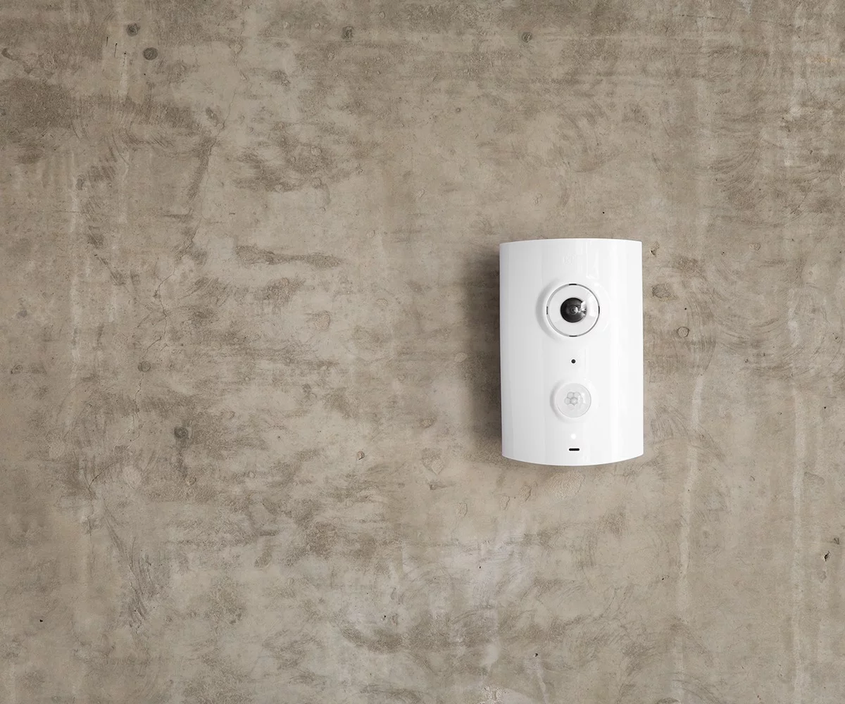 The device incorporates a wide-angle camera, motion detector, speaker, microphone, siren, WiFi, Z-Wave controller and sensors for humidity, temperature, sound and ambient light