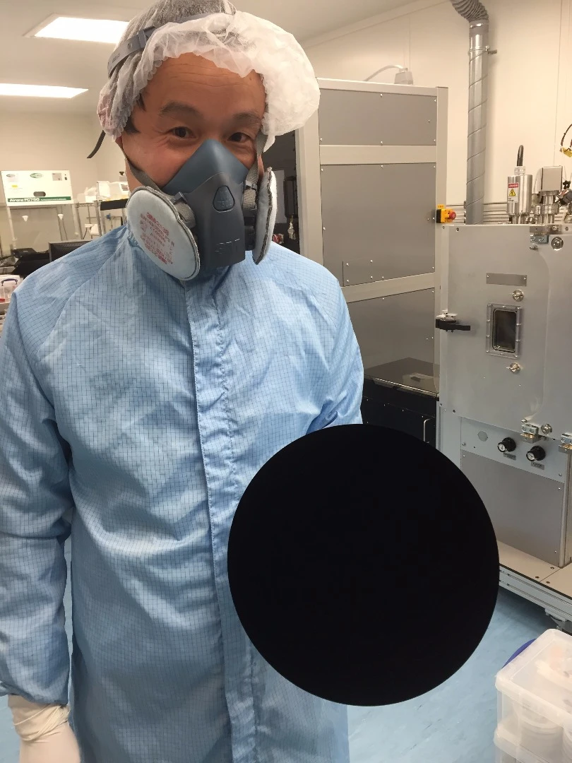 It may look like a circle superimposed on the photo, but this is actually a round object coated in Vantablack S-VIS