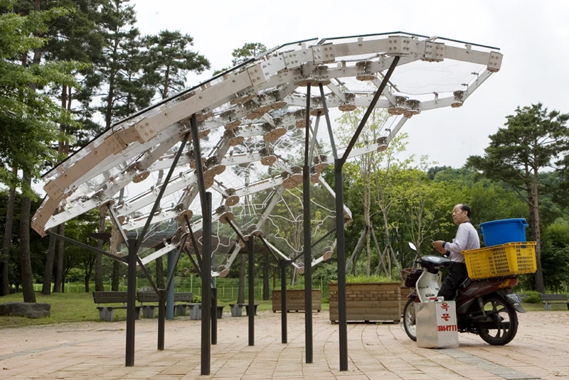 The tree-like canopy is made up of 27 shaped blocks, representing areas where the Korean Ministry of Environment operates air monitoring stations
