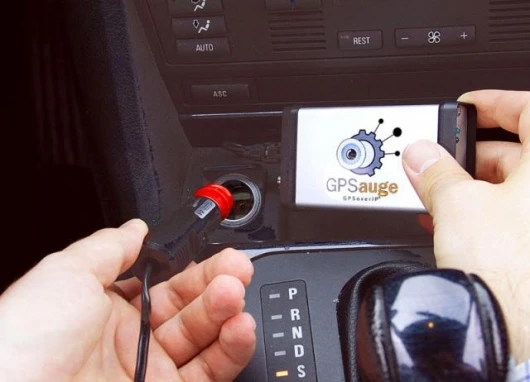 The "GPSeye" on the object sends the permanently recorded up-to-date geographical data in compressed and encrypted form by mobile radio to the "GPSoverIP" web service over the Internet.