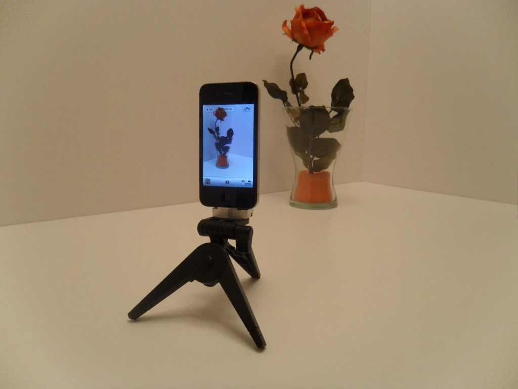 Capta is a device that attaches simply to any smartphone, allowing it to be mounted on a tripod