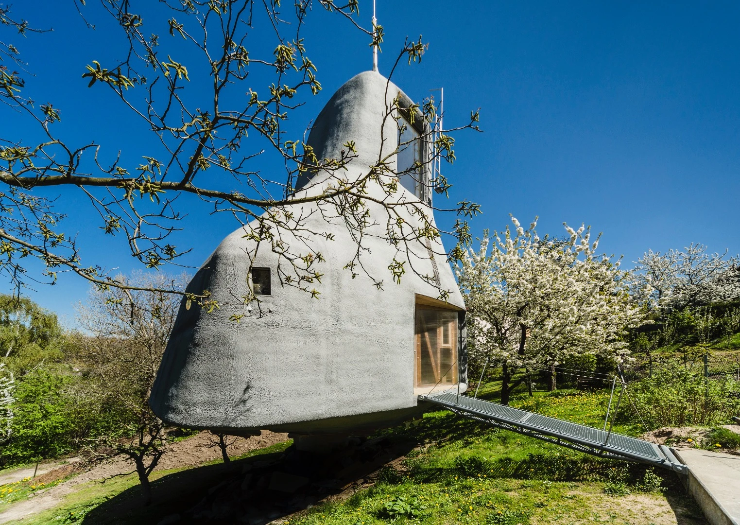 The House in the Orchard has a total floorspace of 80 sq m (861 sq ft), spread over three floors