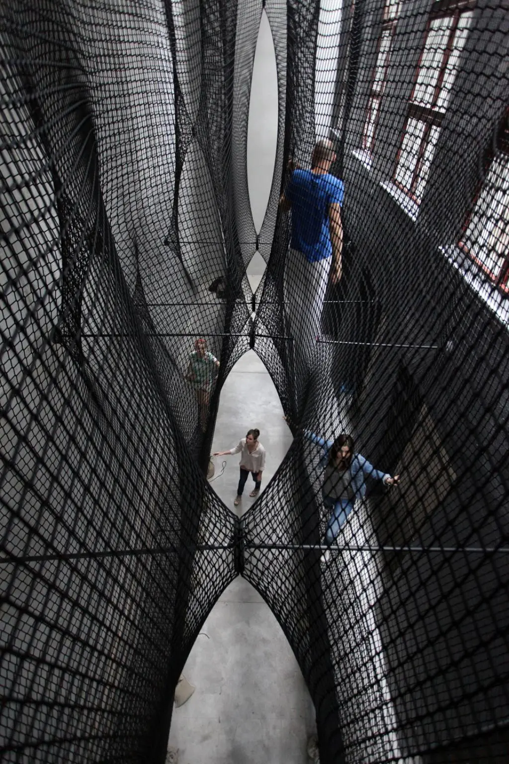 Net Linz is 4 m (13 ft) wide