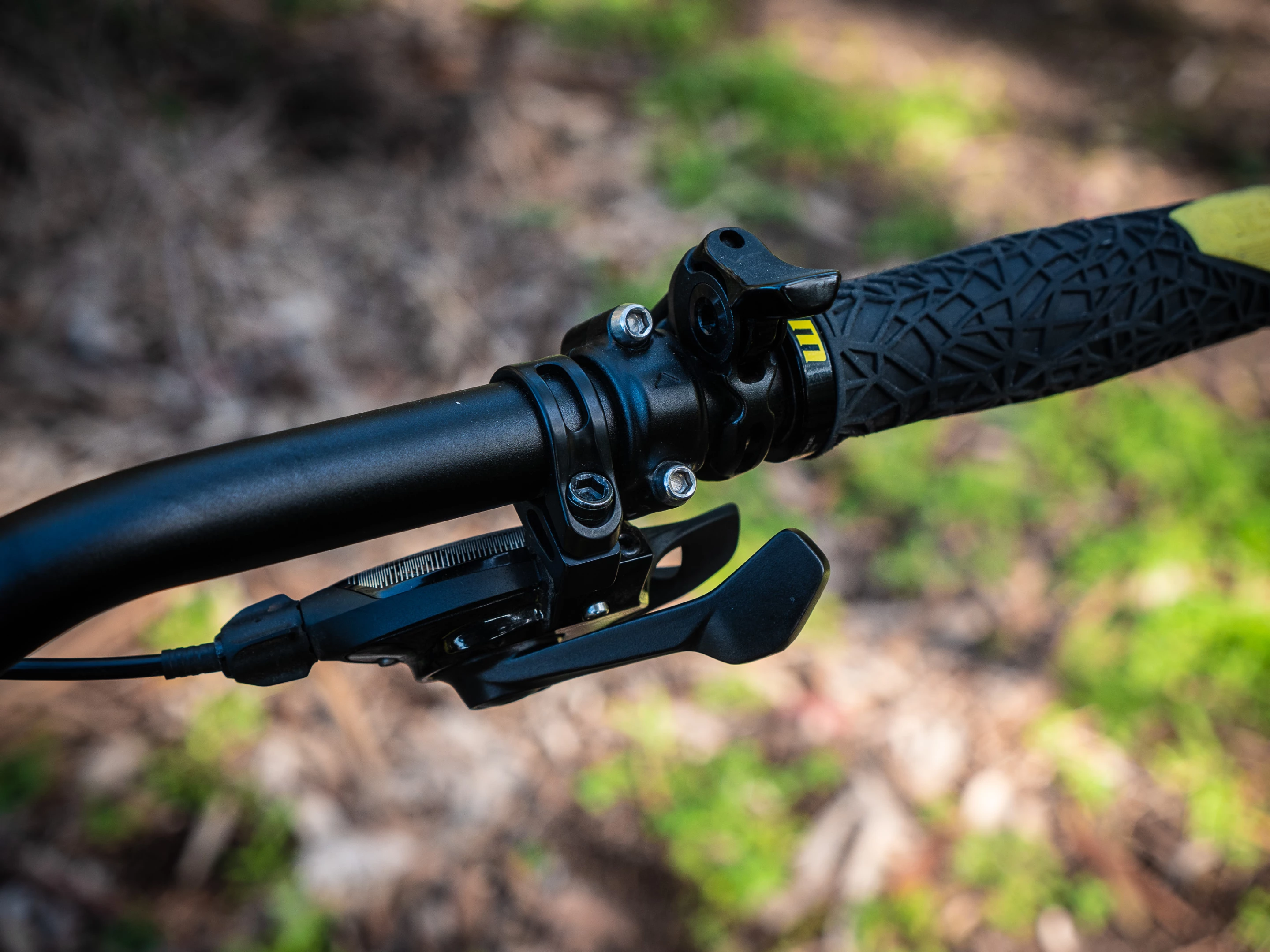Thumb trigger shift and dropper post lever