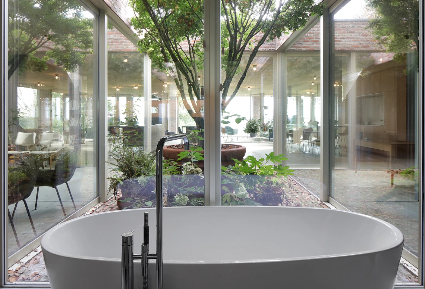 The internal garden provides the “cave-like” bedrooms with light and air