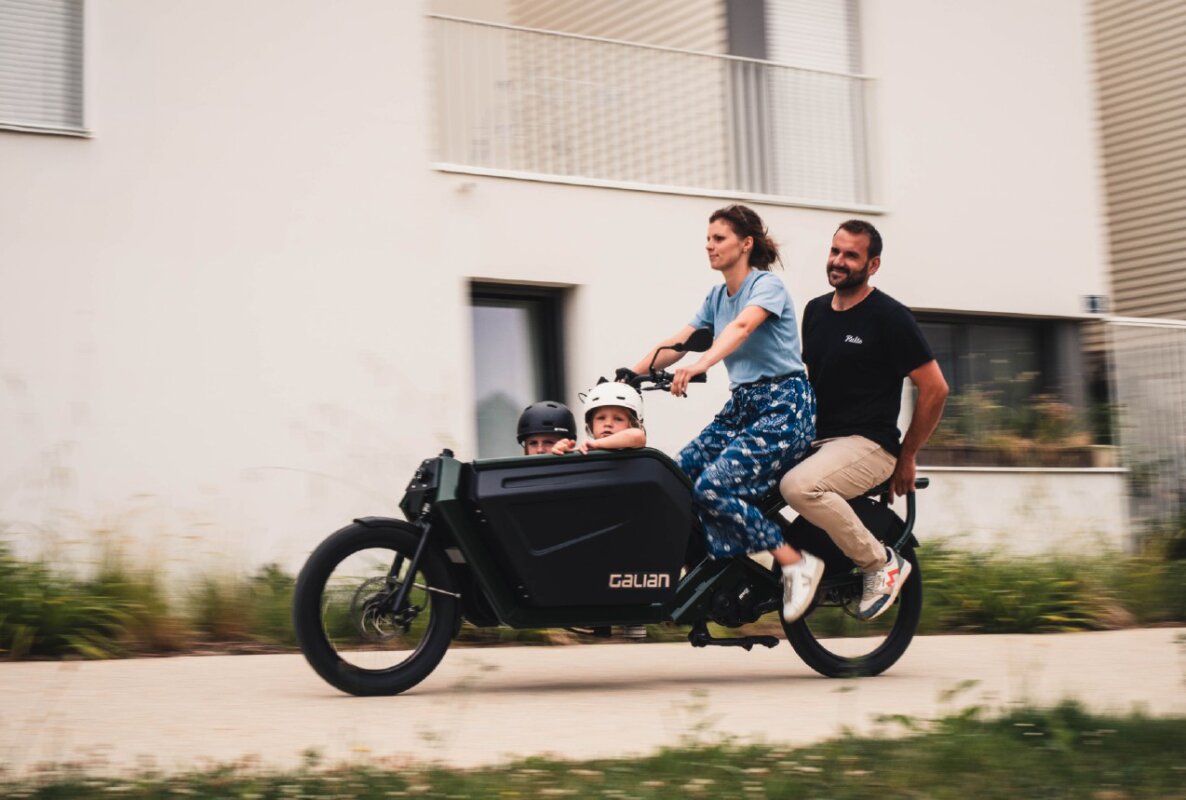 4-person e-cargo bike carries the whole family ... or 400 lb of cargo