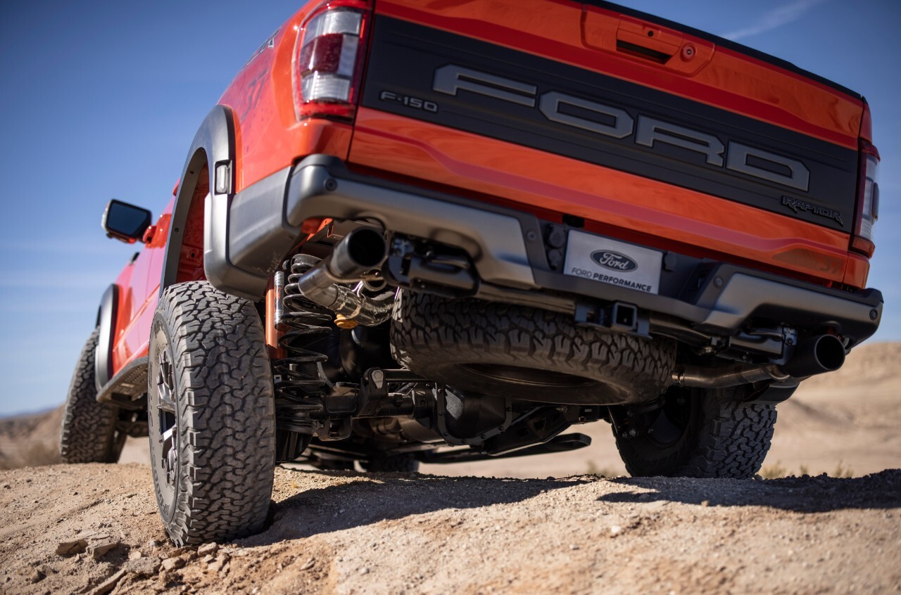 Le Ford F-150 Raptor 2021 accueille une suspension arrière à cinq bras et un double échappement à soupapes actives