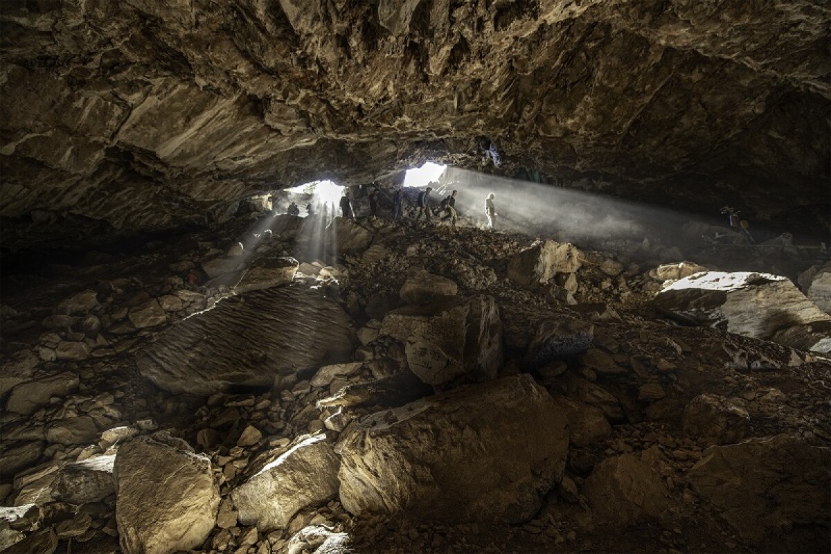 The research team enters Chiquihuite Cave in Mexico