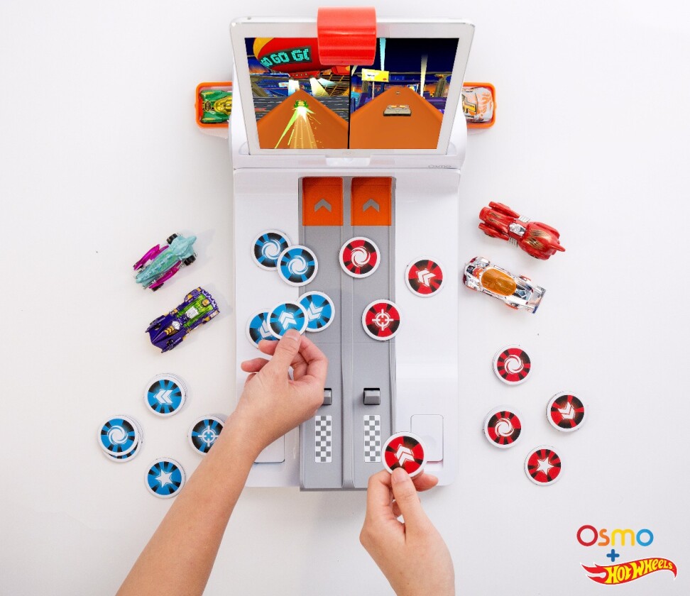 Players control the Hot Wheels MindRacers game by throwing down tokens onto the base, to boost their car, attack their opponent's car, or perform a spin or wild card action
