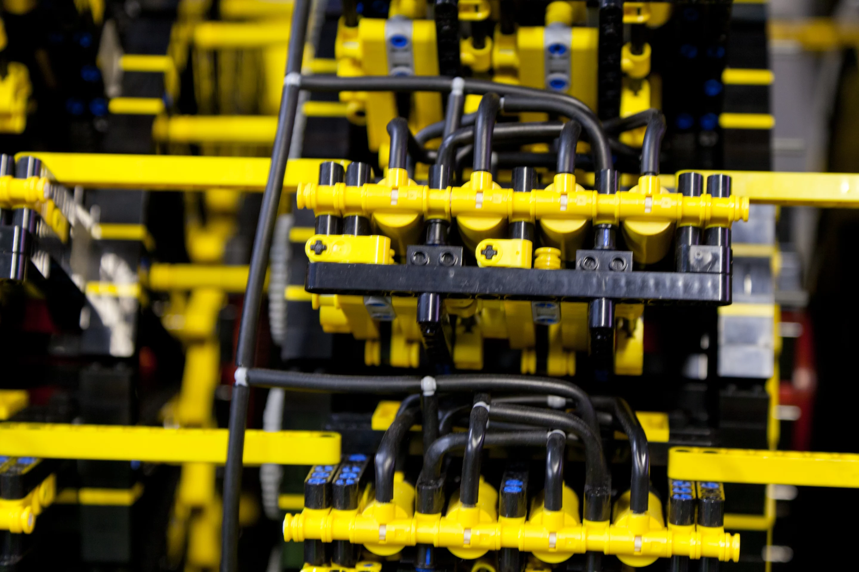 A myriad of hose work surrounds the 4 orbital engines providing air to the 256 pistons