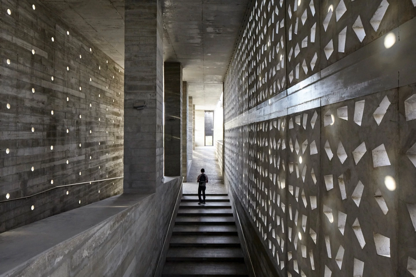Light streams through a passageway at Edificio E, University of Piura