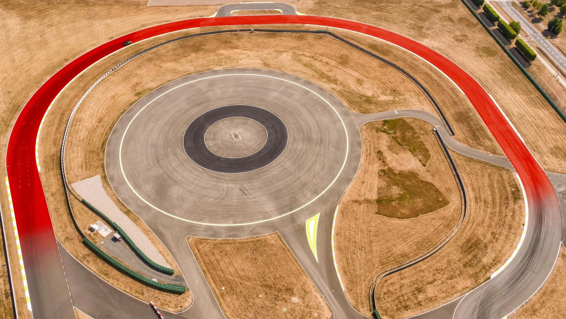 The "Lesmo" bend from the Autodromo Nazionale di Monza Formula One race track in Italy requires a lot of courage to drive it properly. This extremely elongated bend can be driven faster than you may expect due to the barely perceptible incline to the inside of the bend. Here is Tilke’s advice: "Looking ahead is absolutely crucial here. As you enter the bend you have to really focus on the end of the curve so that you don’t come out of it too fast."