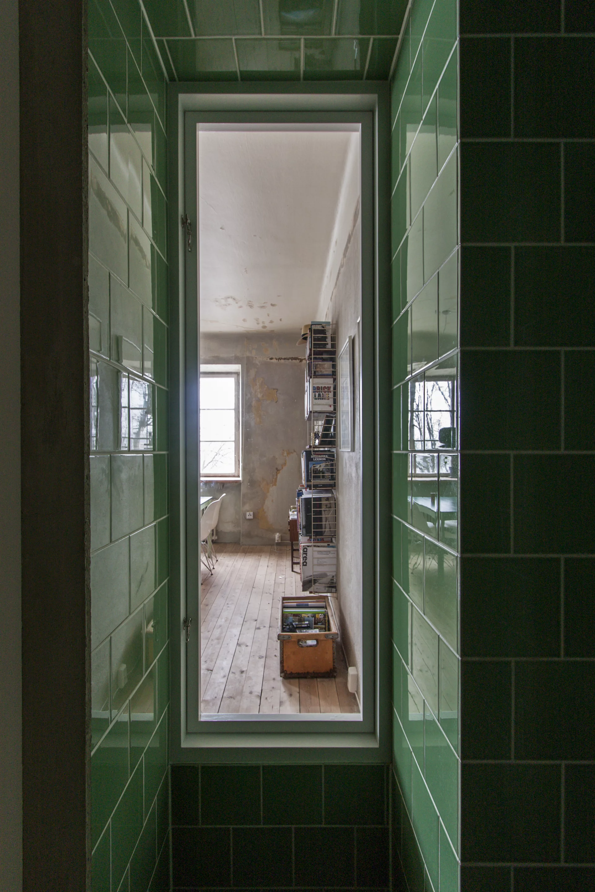 The bathroom floor and the kitchen table were made using pigmented plywood