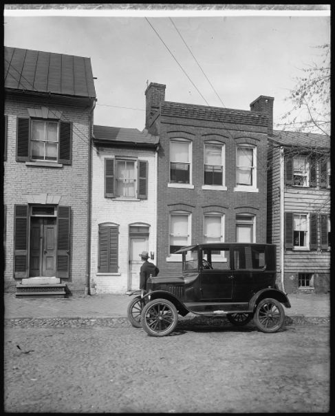 Another 19th century “spite house”, this tiny building arose in 1830 in Virginia after a local became fed up with the noise and crime that congregated in the small alley next to his home. So the solution, he first bricked up the alley before roofing it and turning it into an additional residence